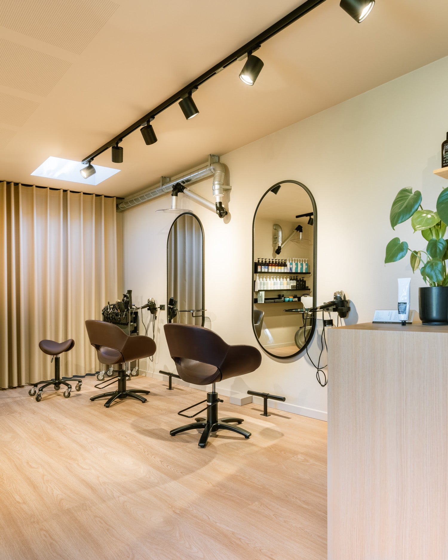 Onyx oval - Salon mirror - Smoked glass shelve